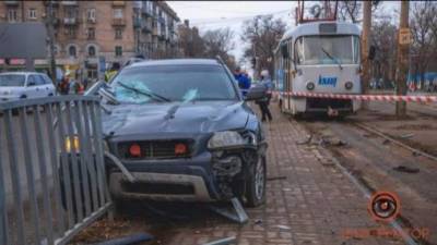 ДТП в Днепре: водитель Volvo влетел в остановку и сбил женщину (ВИДЕО)