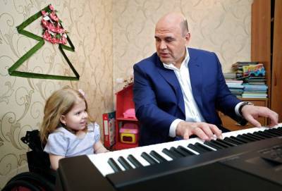 Мишустин подарил девочке из Тверской области синтезатор и исполнил мелодию