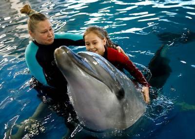 Лавров исполнил мечту 7-летней девочки, которая хотела поплавать с дельфинами