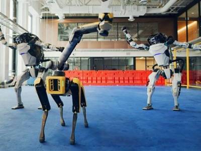 Видео: Праздник у роботов уже начался, и они зажигательно танцуют