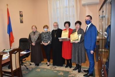 В администрации Костромской области наградили почетными грамотами представителей коллектива детского сада №8