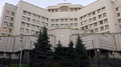 КСУ обвинил Зеленского в превышении полномочий и не стал отстранять Тупицкого от должности