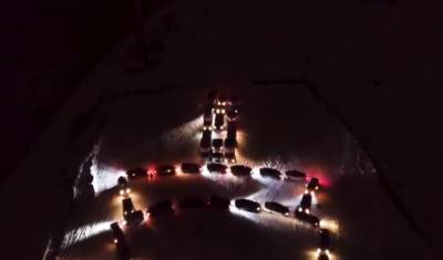 Автоклубы Тюмени выстроили новогоднюю елку из 75 машин