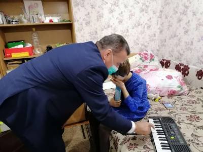 Главный федеральный инспектор по региону подарил маленькой жительнице Ульяновска синтезатор