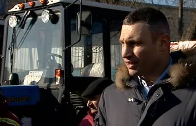 Мэр Киева Виталий Кличко показал новую спецтехнику, которая убирает столицу