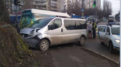 В Одессе столкнулись микроавтобусы, есть пострадавшие: "Вылетел на тротуар и врезался в ..."