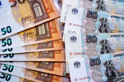 Рубль начал снижаться к доллару и евро сегодня днем