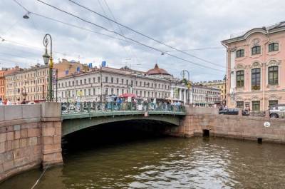 В Петербурге фонарями украсили мост через Мойку