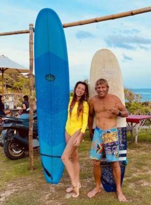 «Рифом разрезала ногу»: Регина Тодоренко получила травму во время занятий серфингом на Бали