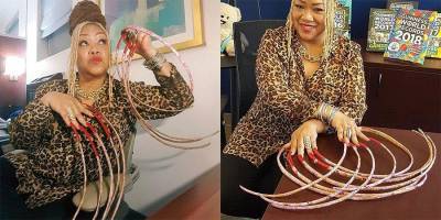 Отращивала почти 30 лет. Женщина с самыми длинными ногтями в мире продает их за $47 тыс. — фото
