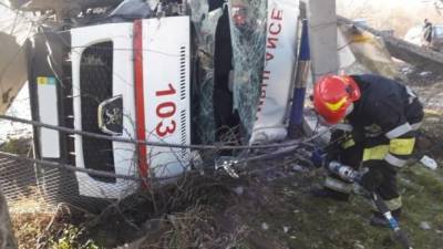 На Ивано-Франковщине столкнулись грузовик и "скорая", есть пострадавшие
