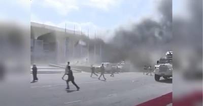 В результате ракетного удара в аэропорту Йемена погибли десятки людей: момент попал на видео