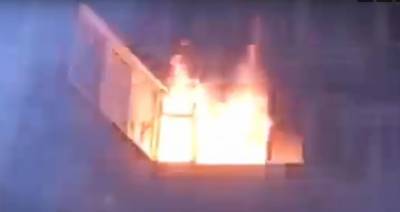 Из горевшего дома в Гатчине эвакуировали пять человек — видео
