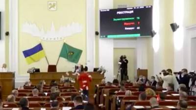 Мужчина забросал депутатов Харьковского горсовета фальшивыми долларами