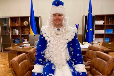 Украинский министр в костюме Деда Мороза подвел итоги года