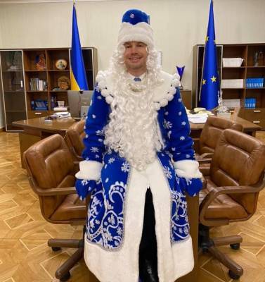 Министр в костюме Деда Мороза заявил, что рейдерства больше нет
