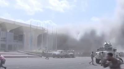 Премьер Йемена назвал терактами взрывы в Адене