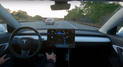 Водитель Tesla уснул во время езды "на автопилоте": полиция рассказала, насколько это законно