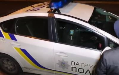 Полиция поднята по тревоге: девушка угнала машину из-за новогодней елки, подробности