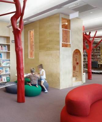Яркая библиотека для детей в Риге