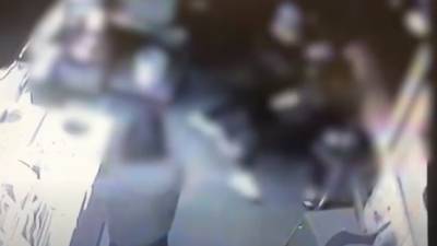 Видео: женщина покусала полицейскую в Петах-Тикве