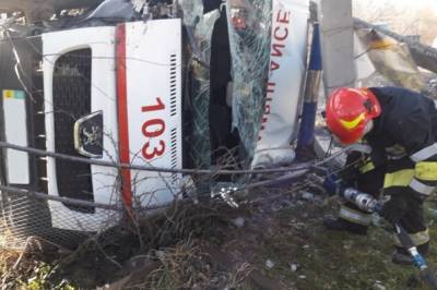 В Ивано-Франковской области "скорая" лоб в лоб столкнулась с грузовиком, есть пострадавшие