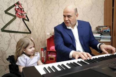 Премьер-министр подарил синтезатор девочке из Твери