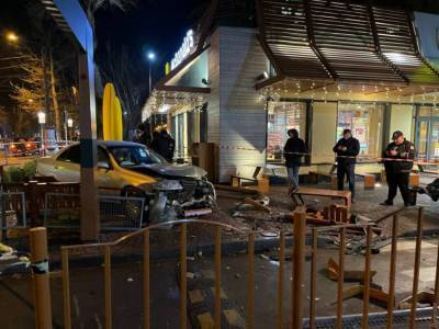 В Одессе Nissan врезался в «МакДональдс» – есть пострадавшие (видео)