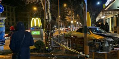 В центре Одессы автомобиль въехал в террасу McDonald’s, двое пострадавших — видео