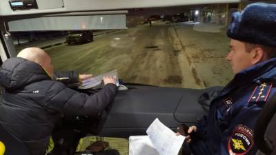 Таксист и рейсовый автобус не поделили трассу в Волгоградской области