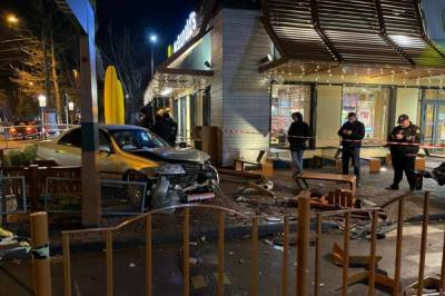 В Одессе легковушка влетела на площадку McDonald’s и снесла ограду: есть тяжело пострадавшая