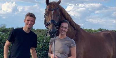 Томас Мюллер - Нападающий Баварии с женой открыли бизнес по осеменению лошадей - nv.ua