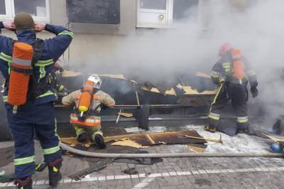 В Ровно из-за пожара в ТЦ эвакуировали много детей и взрослых: фото, видео
