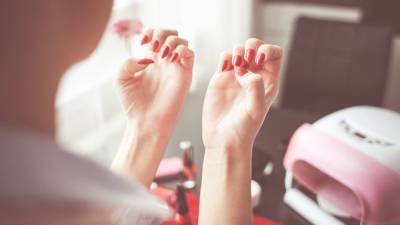 Ученые нашли причину, по которой люди начинают грызть ногти