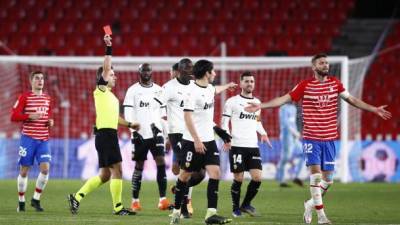 "Гранада" победила "Валенсию" в матче чемпионата Испании с тремя удалениями