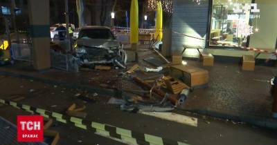 В Одессе авто на скорости влетело на террасу ресторана: пострадала женщина