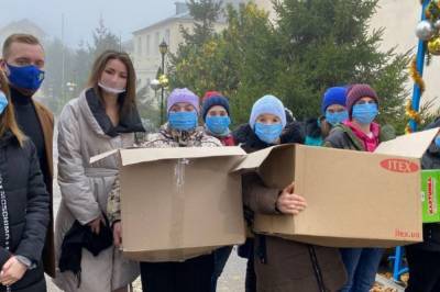 В Одессе активисты Молодежного Крыла ОПЗЖ поздравили с новогодними праздниками забытых властью людей
