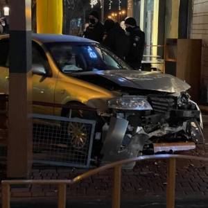 В Одессе авто влетело в McDonalds: есть пострадавшие. Фото