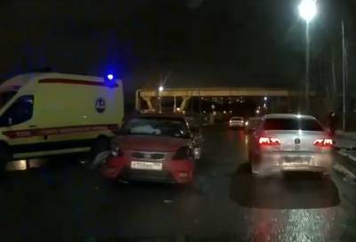 Человек погиб в лобовом столкновении автомобилей в Красносельском районе