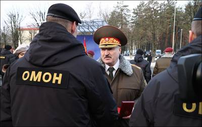 «Буду наглухо стоять». Лукашенко уповает на ОМОН и Всебелорусское собрание