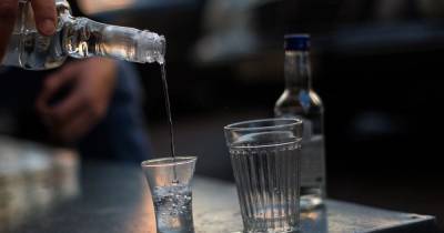 В Роспотребнадзоре призвали пациентов с коронавирусом не пить спиртное в новогоднюю ночь