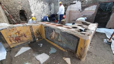 В Помпеях раскопали уличный киоск с остатками еды