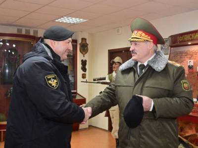 "Были с нами в боевых порядках". Белорусский ОМОН подарил Лукашенко черный берет