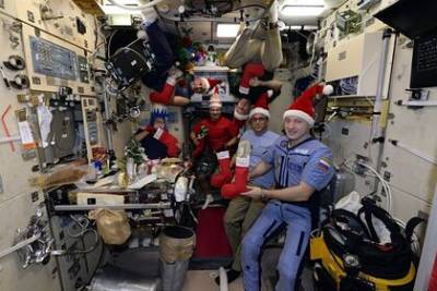 Российские космонавты на МКС поздравили жителей Земли с наступающим Новым годом