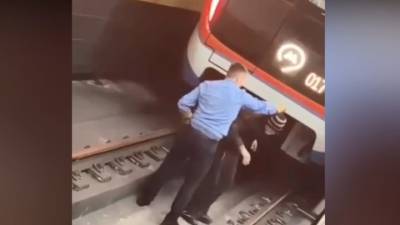 В Московском метро мужчина, упавший на рельсы, чудом остался жив
