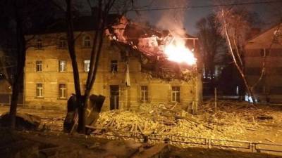 Мощный взрыв уничтожил полдома в Риге — видео