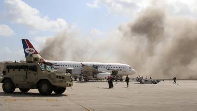 Число жертв обстрела аэропорта в Адене возросло до 25