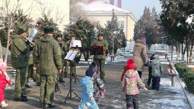 Российские военные музыканты в Таджикистане поздравили детей с Новым годом