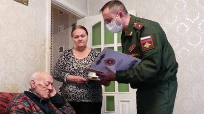 Российские военные в Таджикистане поздравили ветеранов с Новым годом