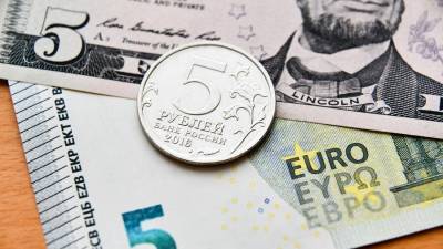 Рубль по итогам 2020 года упал к евро на 24 процента